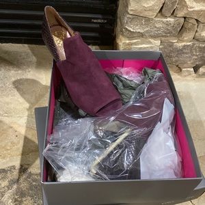 Vince Camuto genuine suede peep toe heels size 9